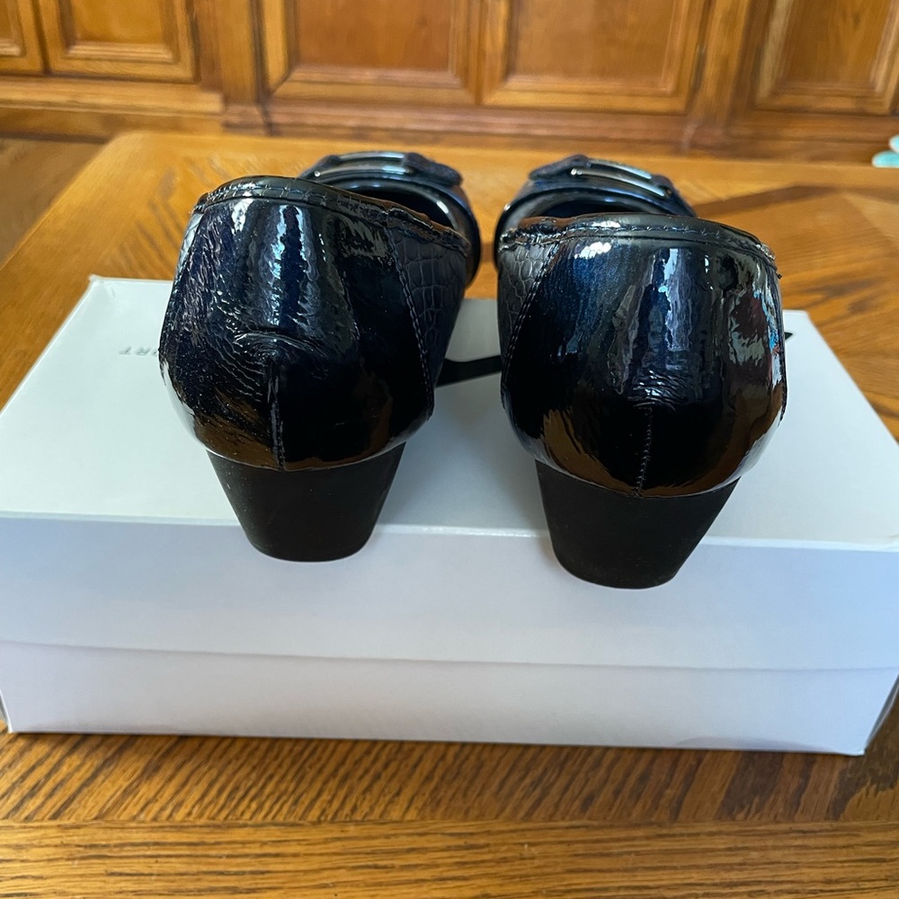 Anne Klein Navy Dress Shoes, Size 7 1/2M - Picture 3 of 6